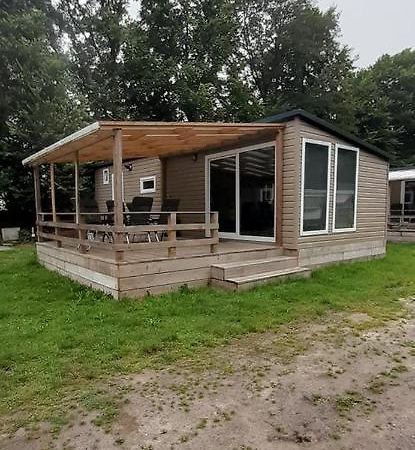 Chalet 2 Landgoedcamping Nienoord In Leek Exteriör bild