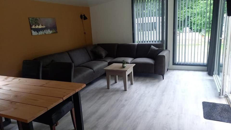 Chalet 2 Landgoedcamping Nienoord In Leek Exteriör bild