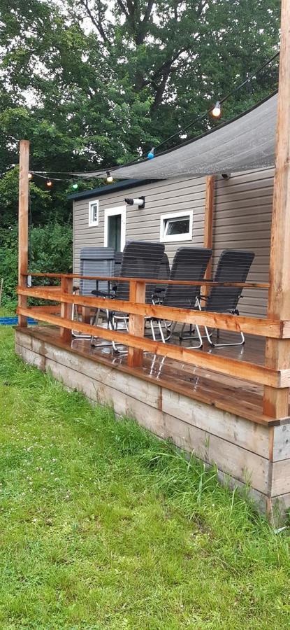 Chalet 2 Landgoedcamping Nienoord In Leek Exteriör bild