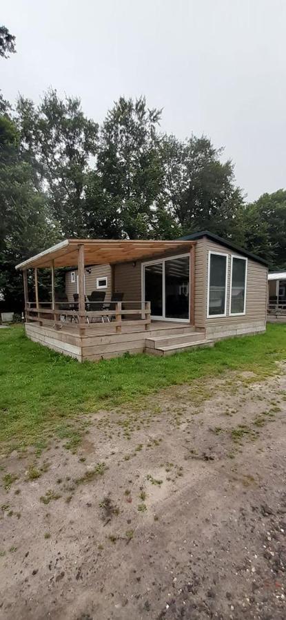 Chalet 2 Landgoedcamping Nienoord In Leek Exteriör bild